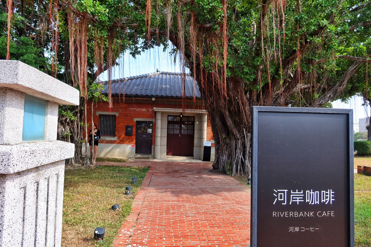 【台南老宅咖啡】河岸咖啡Riverbank café|安平河畔新開幕咖啡廳，坐在百年日式老宅內喝下午茶! @混血珊莎的奇幻旅程