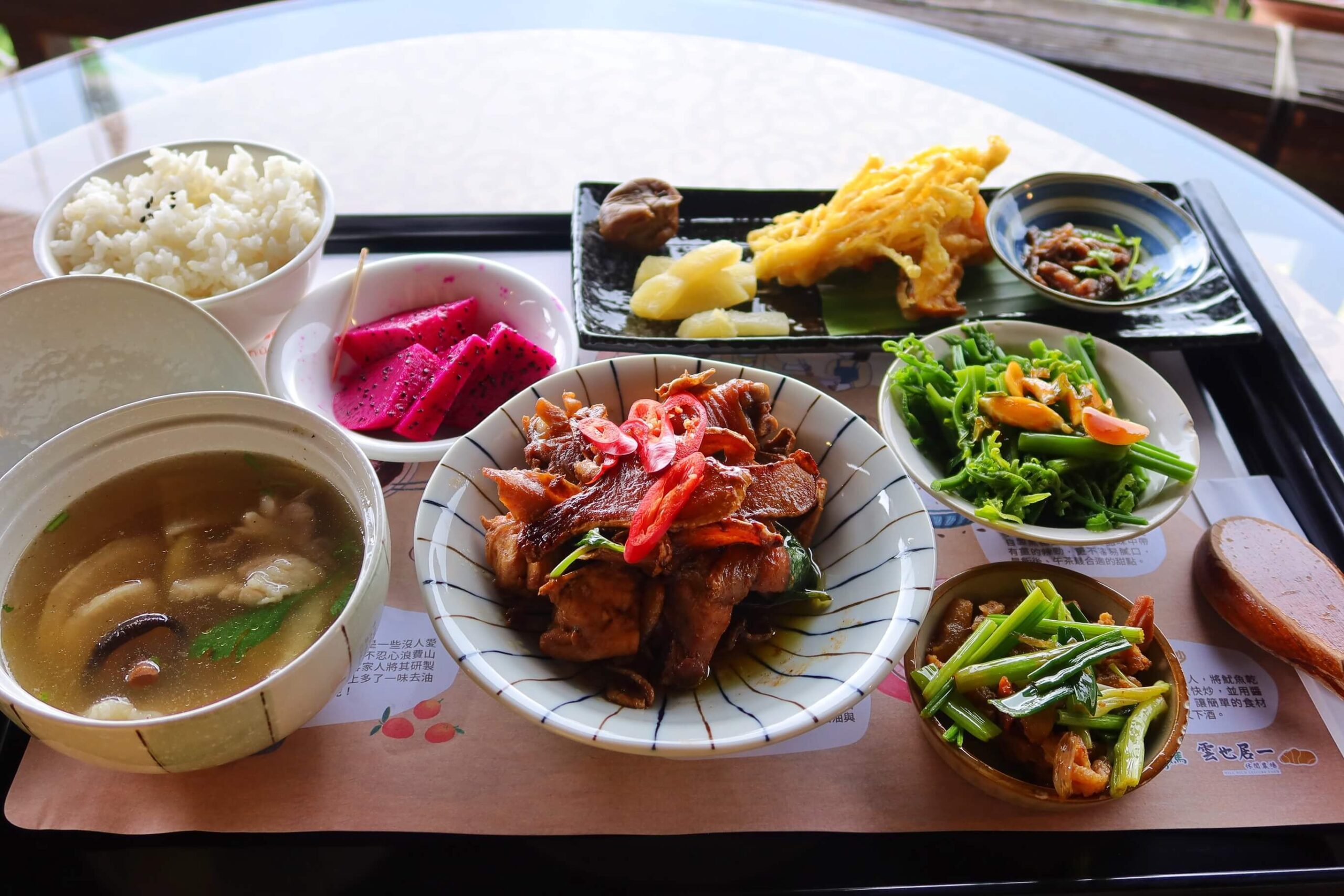 【苗栗美食餐廳】雲也居一休閒農場 景觀餐廳享用薑麻特色料理│ 琉璃秋境 懶人野餐下午茶 窯烤披薩美味又好拍!│苗栗美食景點推薦 @混血珊莎的奇幻旅程