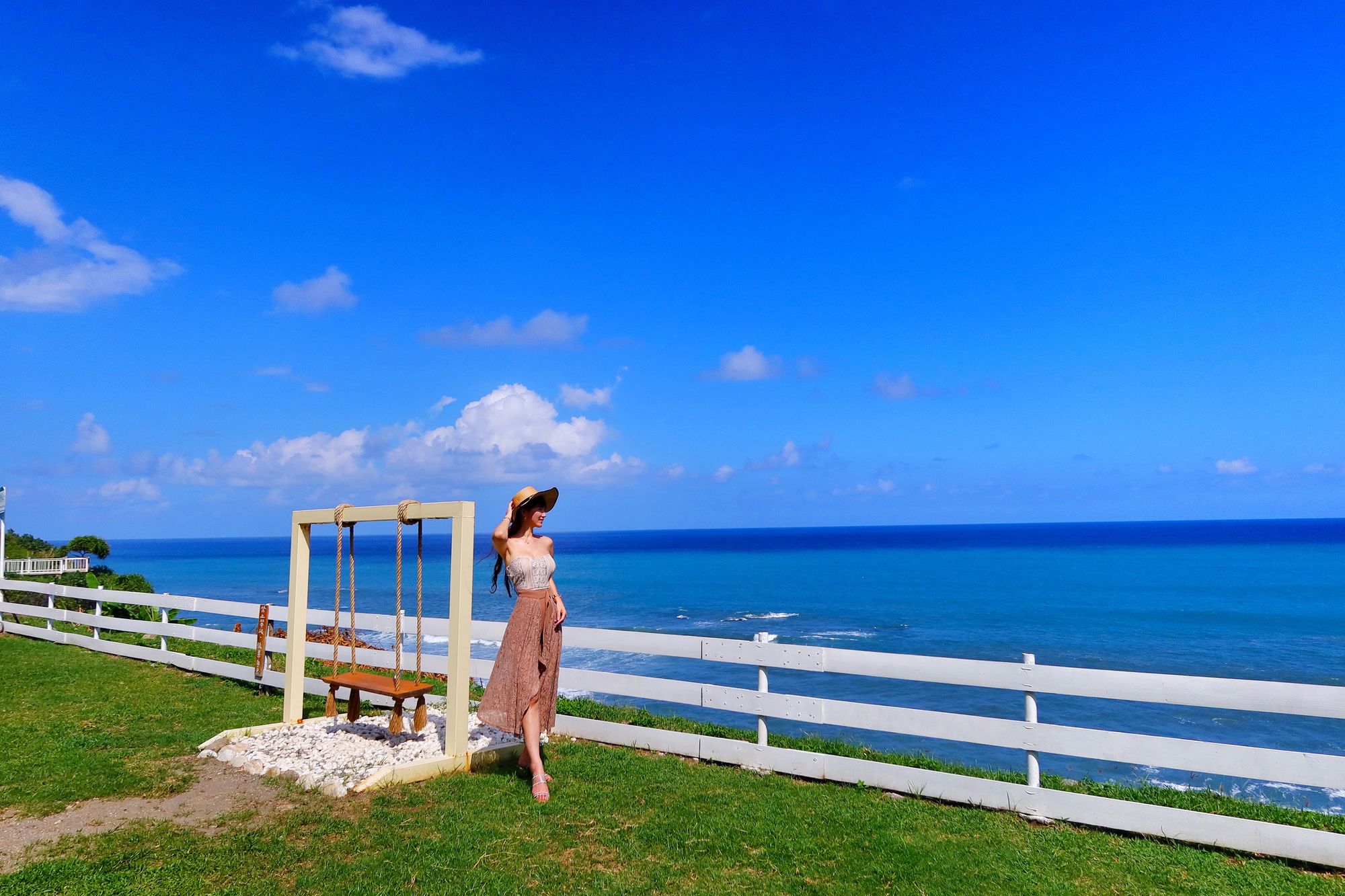 【花蓮壽豐景點】浪慢咖啡~夢幻景觀餐廳，神隱少女的海邊車站、純白鞦韆超好拍，無邊際海景看到飽! @混血珊莎的奇幻旅程