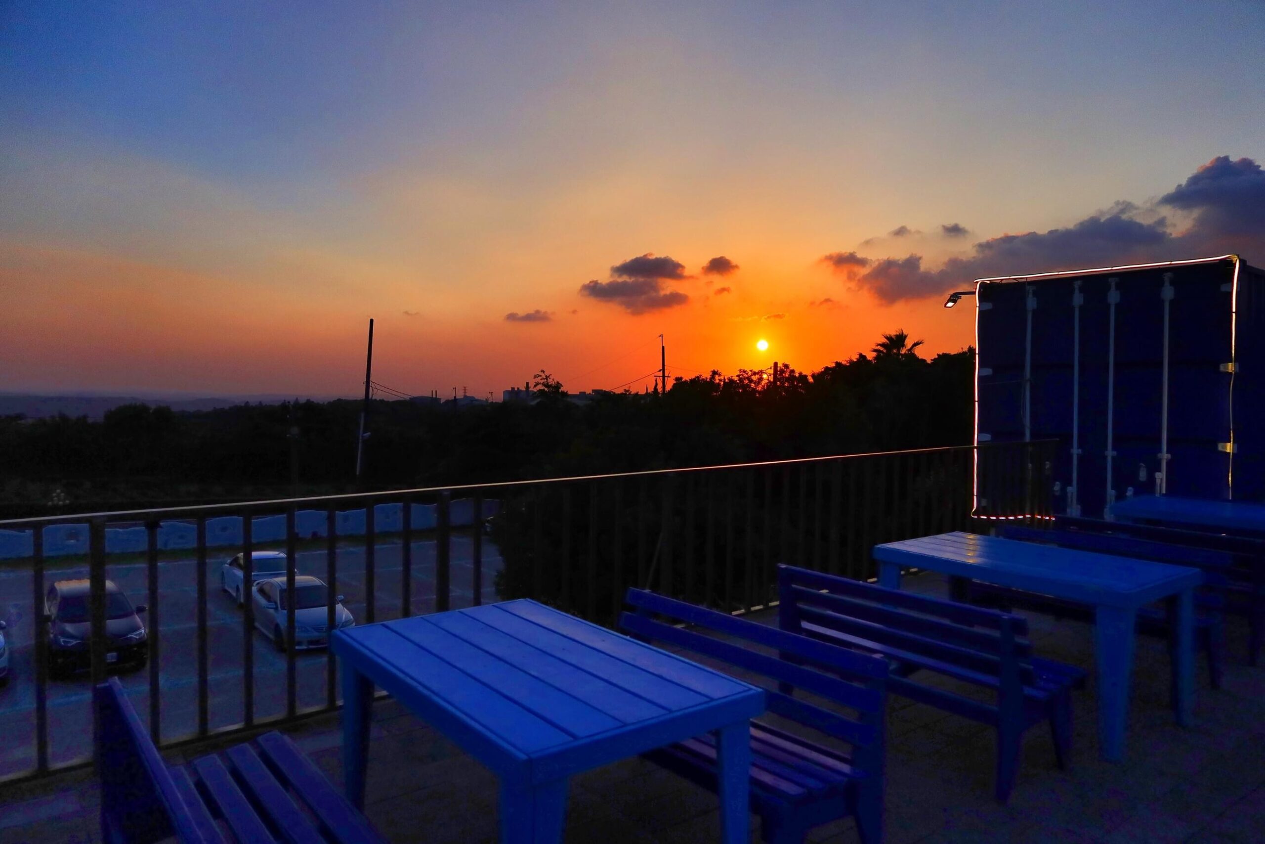 【龍潭咖啡廳】白圍牆地中海景觀咖啡餐廳，藍白希臘風格超好拍，看夕陽看夜景一次滿足! @混血珊莎的奇幻旅程