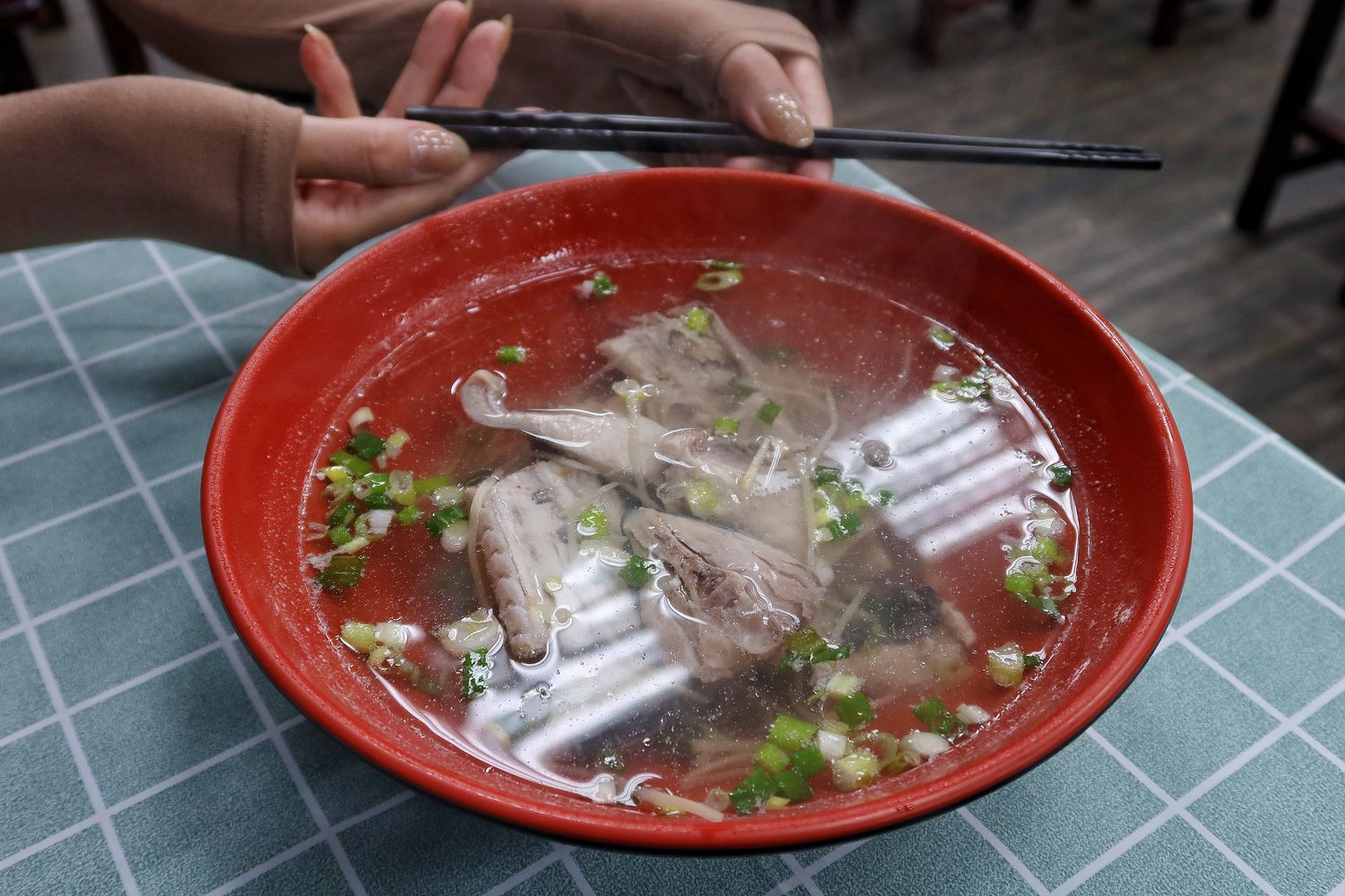 【南方澳美食】阿芬鮮魚湯，只要69元起，海鮮炒飯平價又大碗，在地人激推美食! @混血珊莎的奇幻旅程