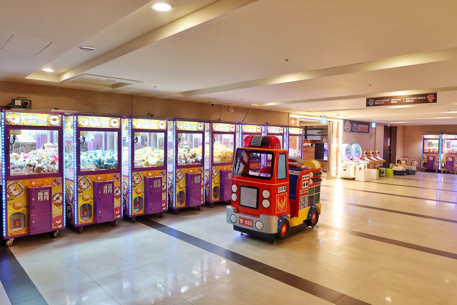 【台中麗寶住宿】福容大飯店麗寶樂園，附設兒童遊戲室.戶外泳池，自助早餐超豐盛，走出門就能玩樂園.搭摩天輪.逛outlet! @混血珊莎的奇幻旅程