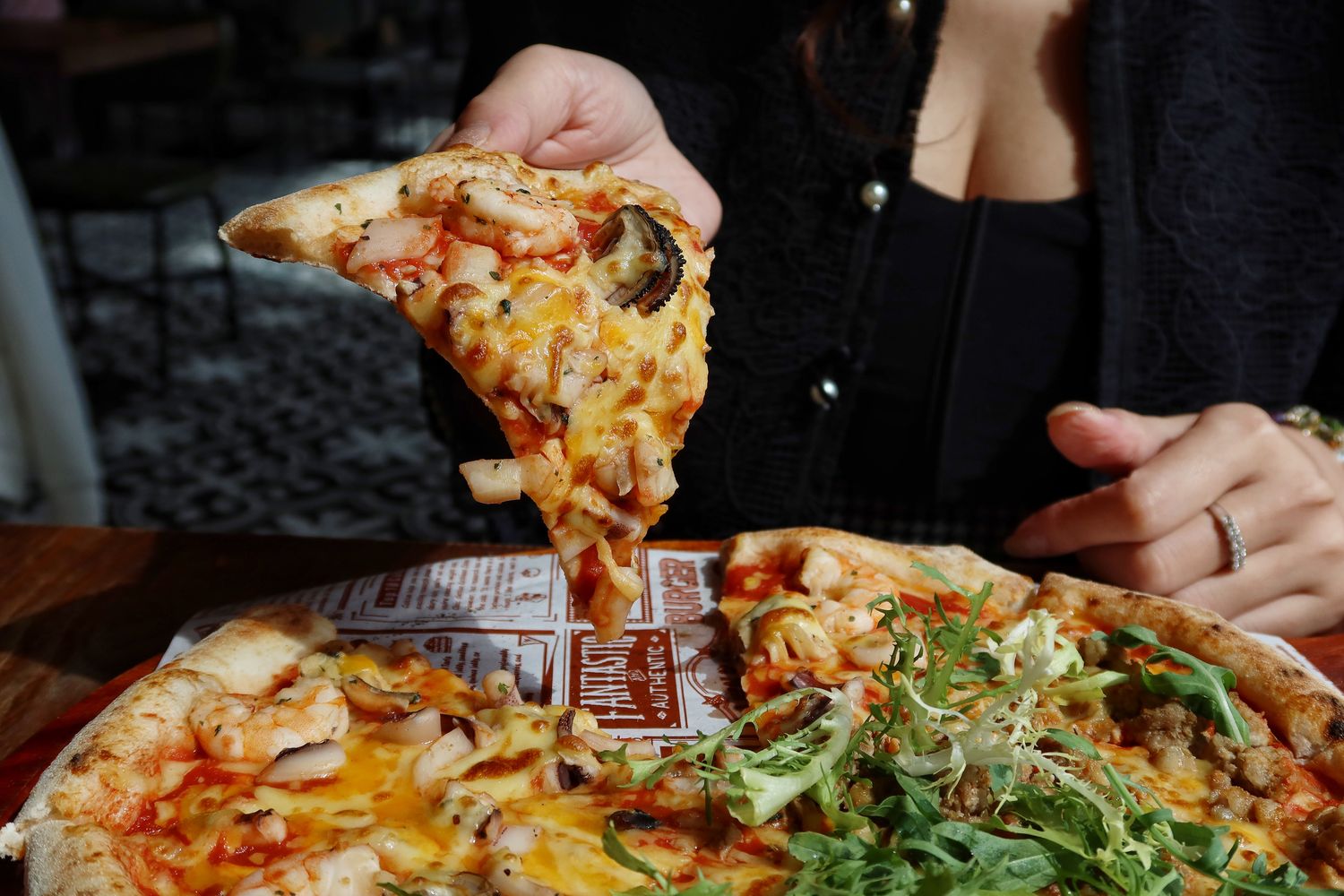 【默爾義大利餐廳】招牌手工窯烤披薩，必點義大利麵燉飯! @混血珊莎的奇幻旅程