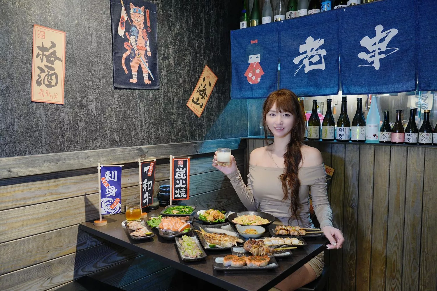 【新莊居酒屋】老串角居酒屋新莊店，超人氣平價炭火串燒，下班小酌就來這! @混血珊莎的奇幻旅程