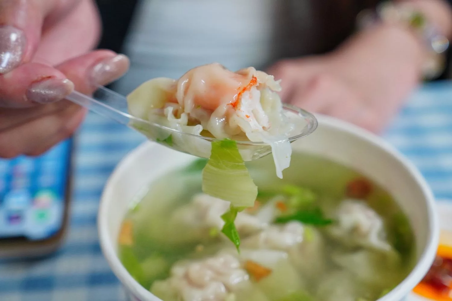 【花蓮扁食推薦】花蓮香扁食慈濟店，香醇湯頭皮薄肉多，還吃得到整隻蝦子! @混血珊莎的奇幻旅程