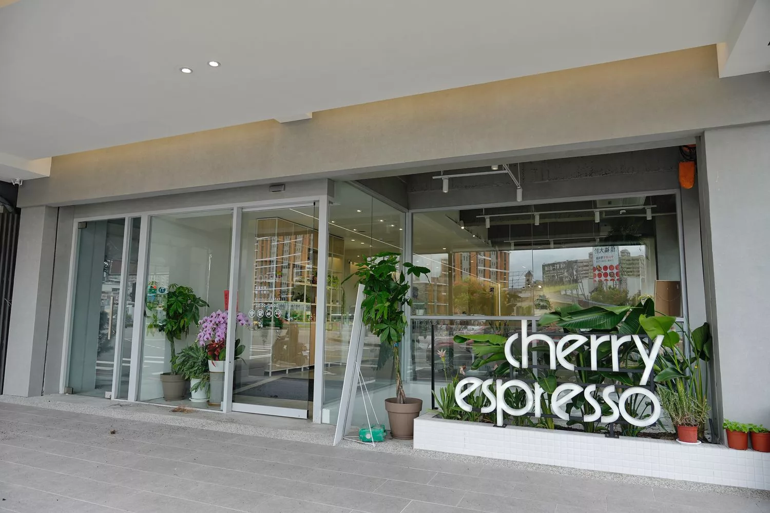 【一中街咖啡廳】櫻桃計畫cherry espresso一中門市，純白韓系氛圍好停車不限時! @混血珊莎的奇幻旅程