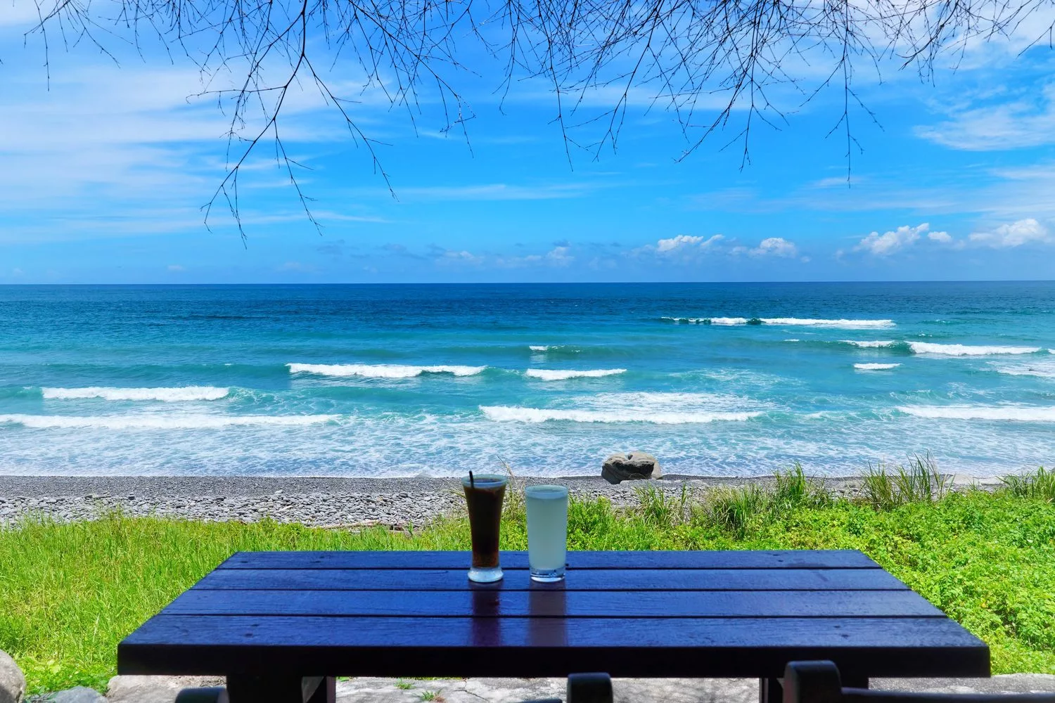 【花蓮海邊咖啡廳】花蓮海浪cafe，隱藏版醉人海景第一排! @混血珊莎的奇幻旅程