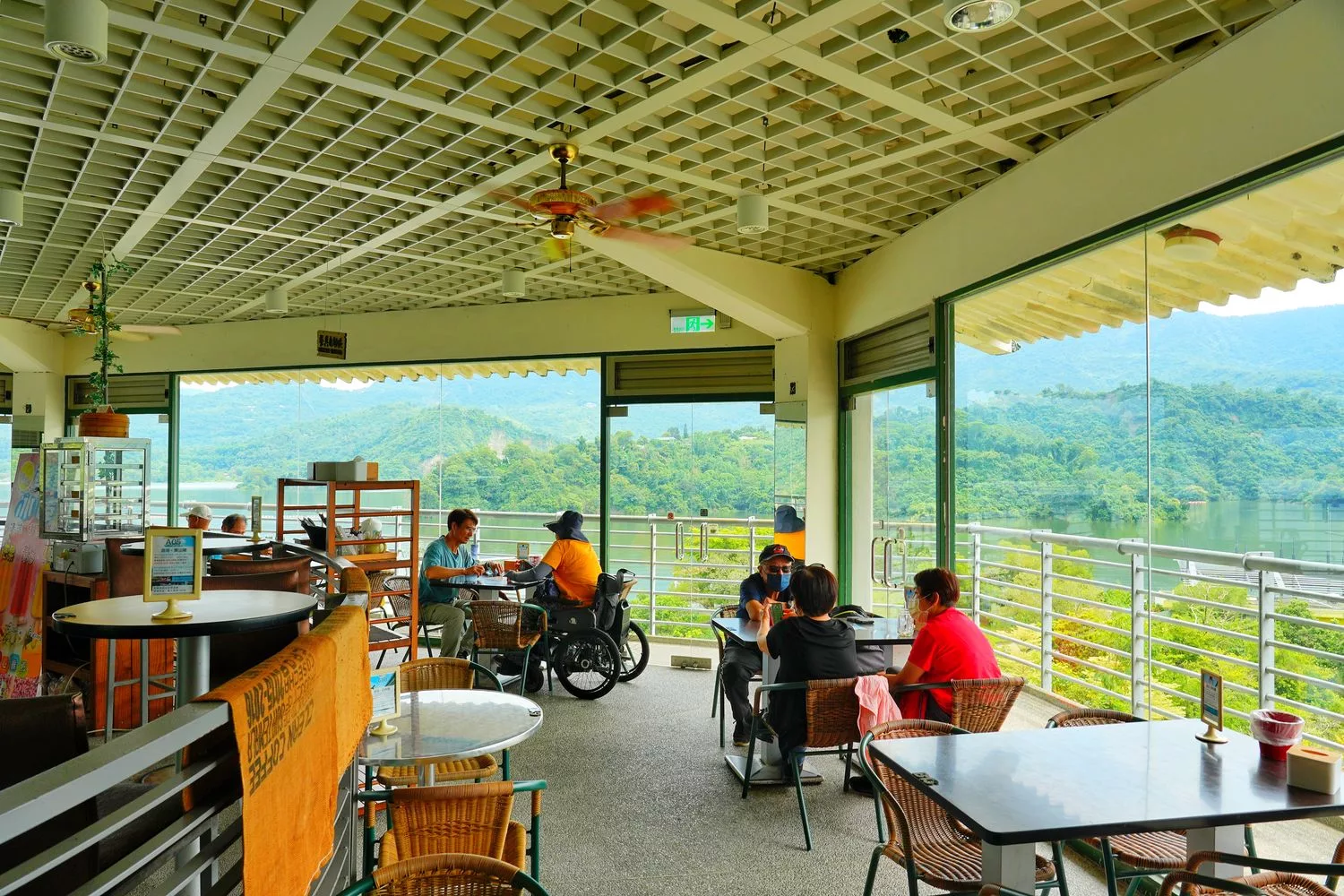 【曾文水庫觀景台】搭船徜徉全台最大水庫，360 度湖景，曾文水庫餐廳! @混血珊莎的奇幻旅程