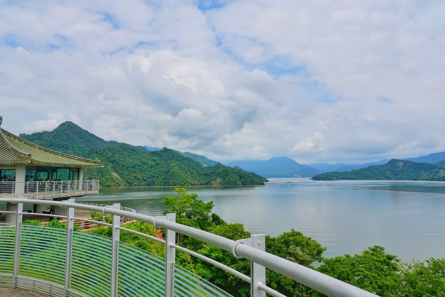 【曾文水庫觀景台】搭船徜徉全台最大水庫，360 度湖景，曾文水庫餐廳! @混血珊莎的奇幻旅程