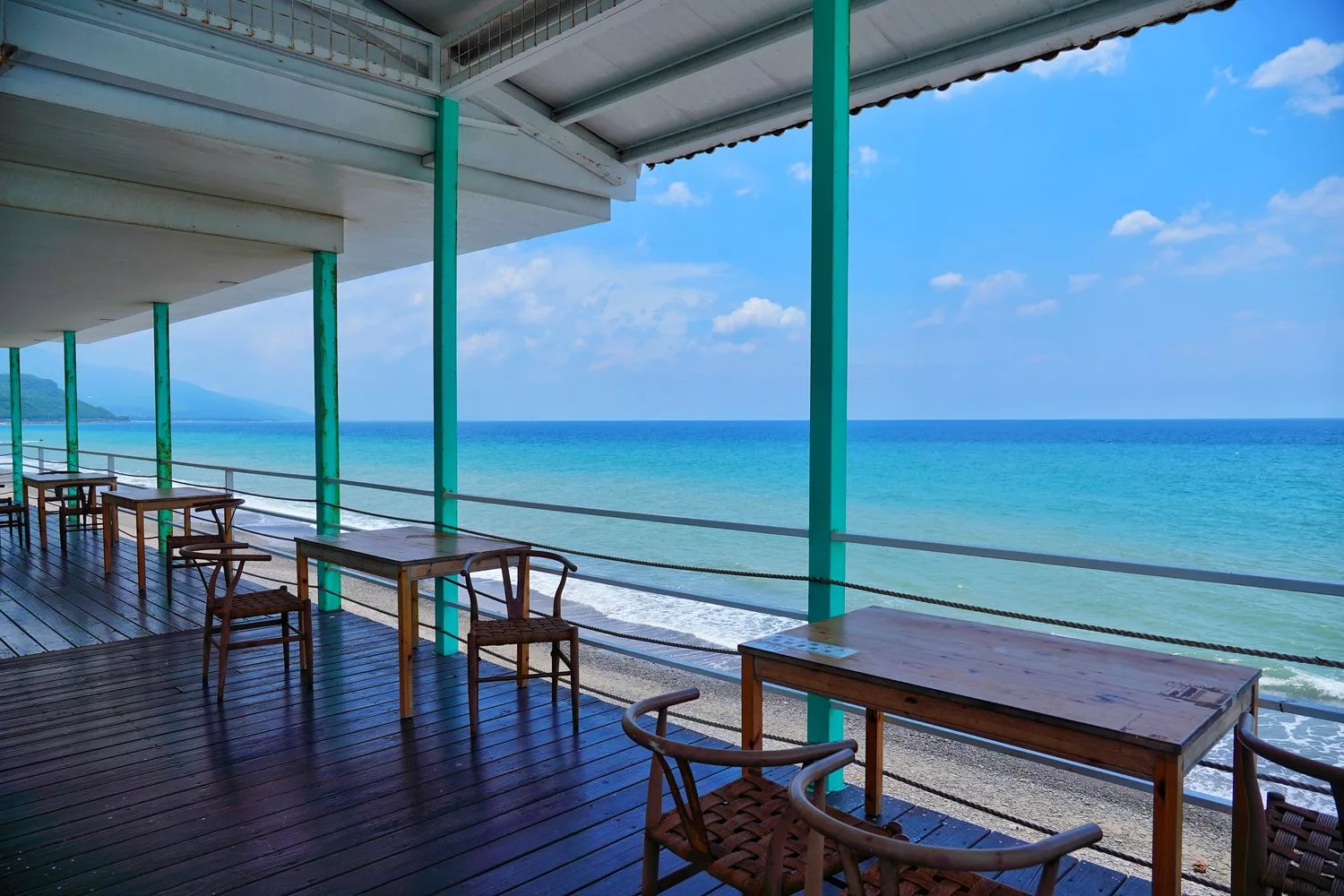 【茉莉灣海洋cafe】絕美海景第一排，藍天大海超療癒! @混血珊莎的奇幻旅程