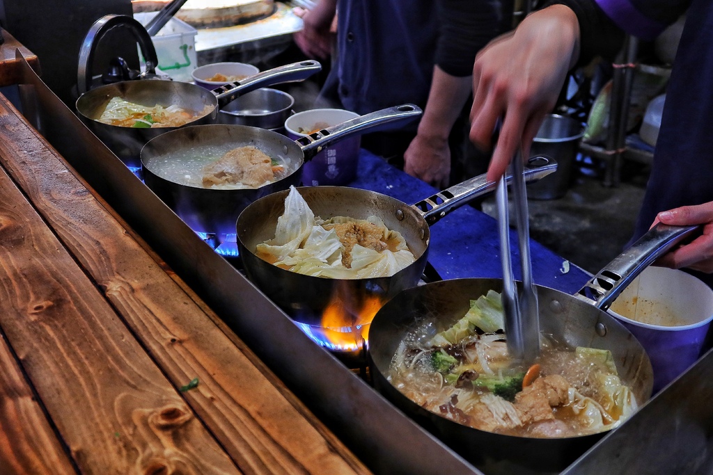 【彰化臭豆腐】御國香 麻辣臭豆腐，超人氣排隊美食，會噴汁的麻辣鴨血臭豆腐，必吃超澎湃海龍王麻辣鍋! @混血珊莎的奇幻旅程