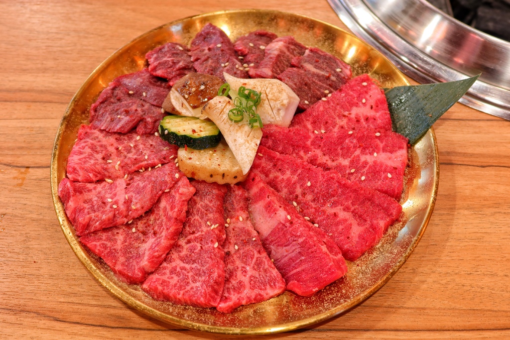 【台中居酒屋】HI 燒肉漢口店，油膩大叔の燒肉店，必點招牌內臟燒烤! @混血珊莎的奇幻旅程