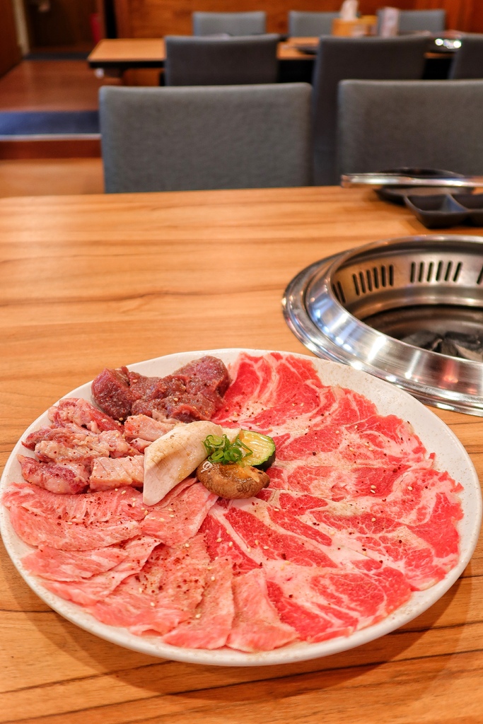 【台中居酒屋】HI 燒肉漢口店，油膩大叔の燒肉店，必點招牌內臟燒烤! @混血珊莎的奇幻旅程