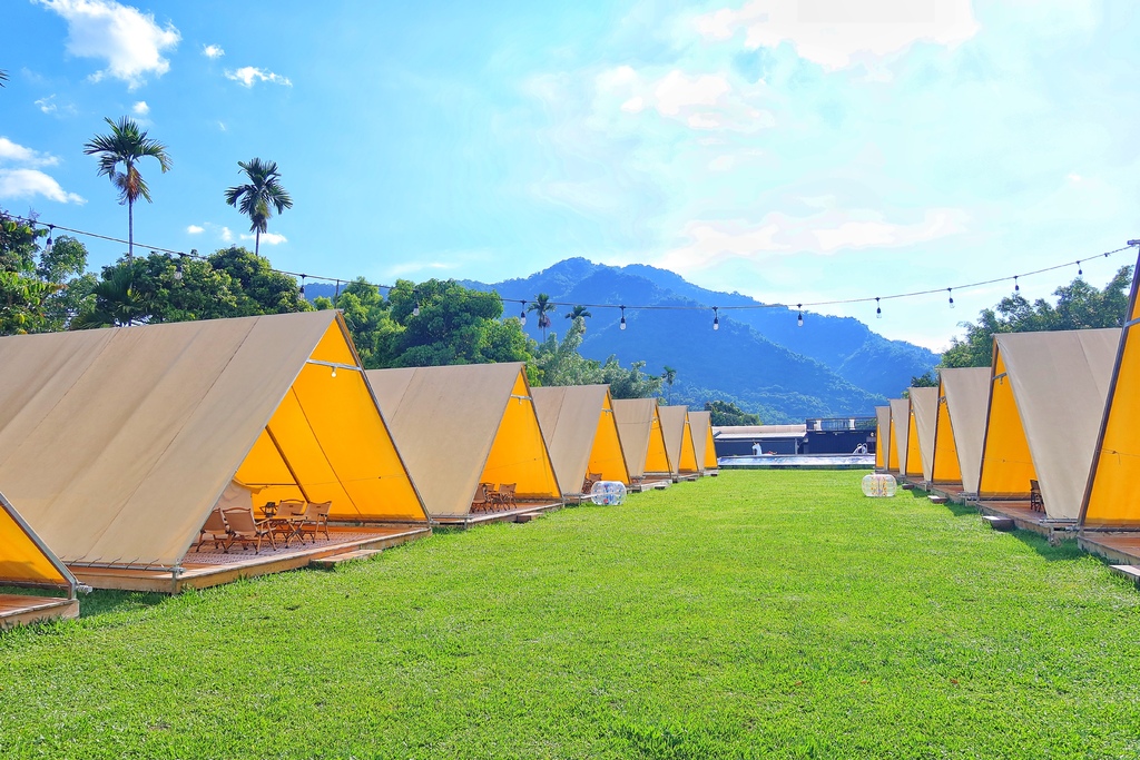 【露悠悠Glamping】 露悠悠露營區，高雄露營免裝備，露天山泉泳池超好玩，貨櫃酒吧好chill! @混血珊莎的奇幻旅程