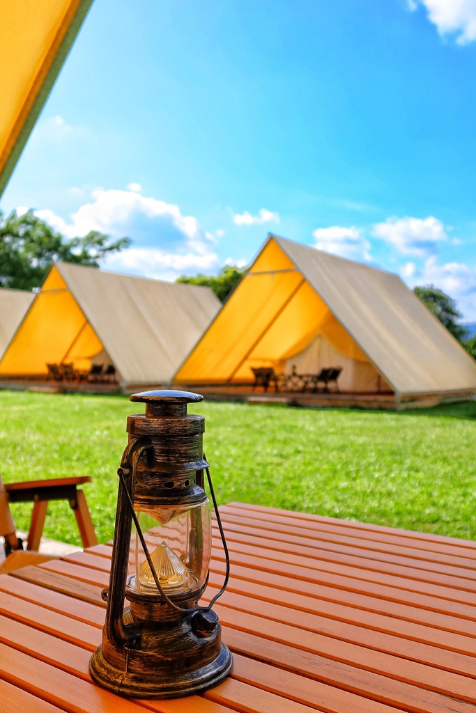 【露悠悠Glamping】 露悠悠露營區，高雄露營免裝備，露天山泉泳池超好玩，貨櫃酒吧好chill! @混血珊莎的奇幻旅程