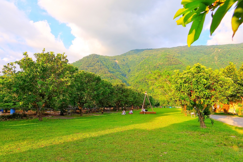 【露悠悠Glamping】 露悠悠露營區，高雄露營免裝備，露天山泉泳池超好玩，貨櫃酒吧好chill! @混血珊莎的奇幻旅程