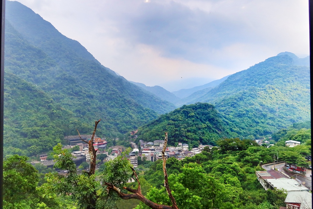 【烏來旅晨溫泉民宿】湯屋獨享絕美山景，睡到退房再吃早餐! @混血珊莎的奇幻旅程